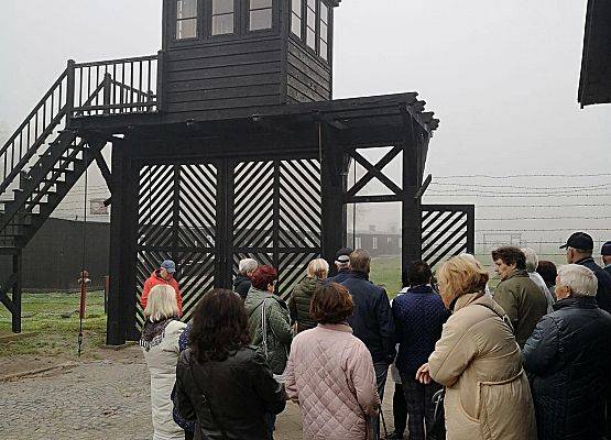 Uczestnicy wycieczki podczas zwiedzania Muzeum Stutthof w Sztutowie.