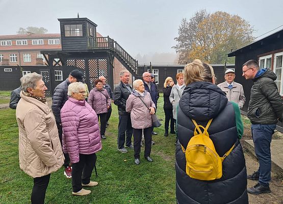 Uczestnicy wycieczki podczas zwiedzania Muzeum Stutthof w Sztutowie.