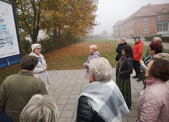 Uczestnicy wycieczki podczas zwiedzania Muzeum Stutthof w Sztutowie.