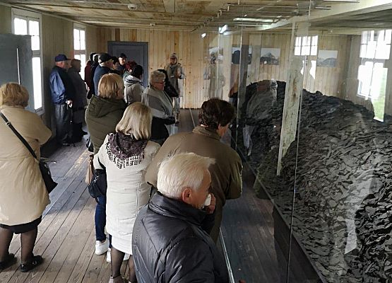 Uczestnicy wycieczki podczas zwiedzania Muzeum Stutthof w Sztutowie.