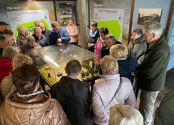 Uczestnicy wycieczki podczas zwiedzania Muzeum Stutthof w Sztutowie.