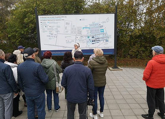 Uczestnicy wycieczki podczas zwiedzania Muzeum Stutthof w Sztutowie.