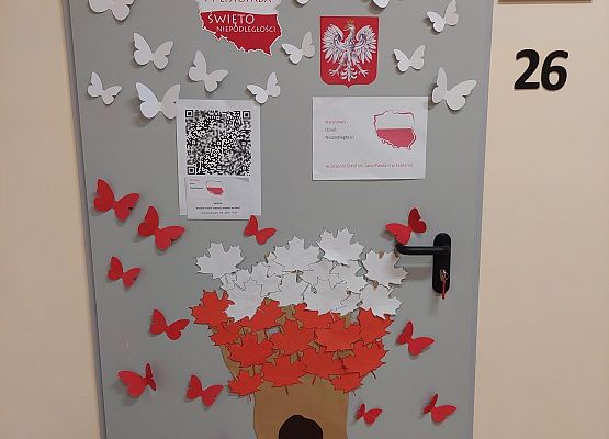 Uroczystości w szkole w Łebieniu z okazji 104 rocznicy odzyskania przez Polskę niepodległości.