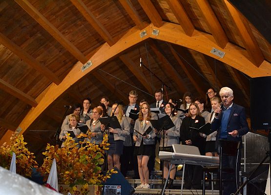 Występ Chóru Gminnego Cewice w Mostach.