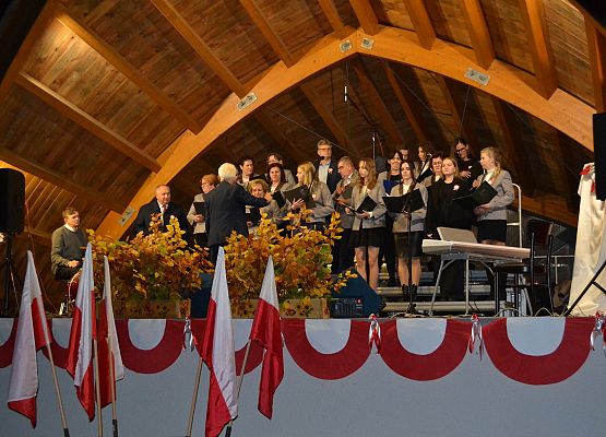 Występ Chóru Gminnego Cewice w Mostach.