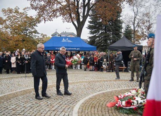 Wójt Gminy i Przewodniczący Rady Gminy składają kwiaty pod pomnikiem w Lęborku.