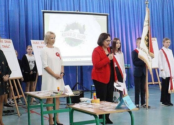 Apel w szkole w Redkowicach z okazji 104 rocznicy odzyskania przez Polskę niepodległości.