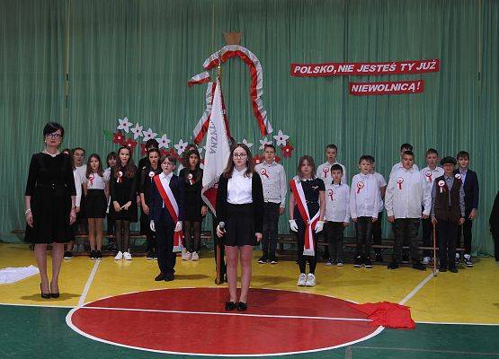 Apel w szkole w Garczegorzu z okazji 104 rocznicy odzyskania przez Polskę niepodległości.