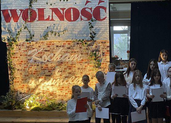 Apel w szkole w Nowej Wsi Lęborskiej z okazji 104 rocznicy odzyskania przez Polskę niepodległości.