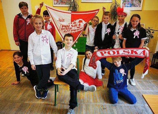 Uroczystości w szkole w Łebieniu z okazji 104 rocznicy odzyskania przez Polskę niepodległości.