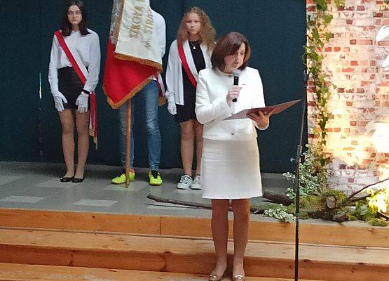 Apel w szkole w Nowej Wsi Lęborskiej z okazji 104 rocznicy odzyskania przez Polskę niepodległości.