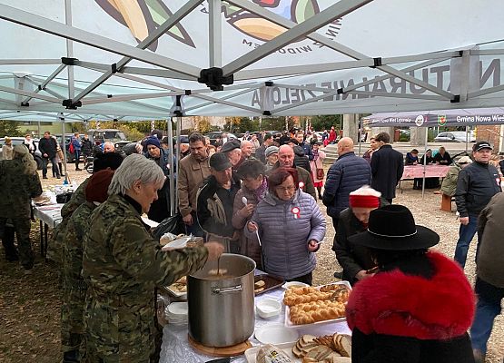 Poczęstunek podczas koncertu w Mostach.
