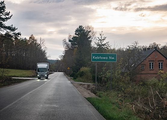 Przebudowany odcinek drogi. Wjazd do miejscowości Kębłowo Nowowiejskie.