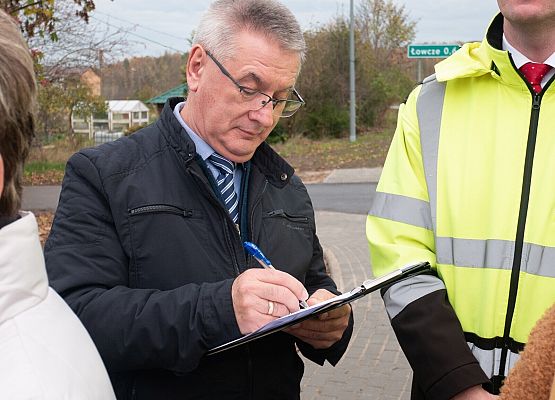 Wójt Gminy Zdzisław Chojnacki podpisuje protokół odbioru.
