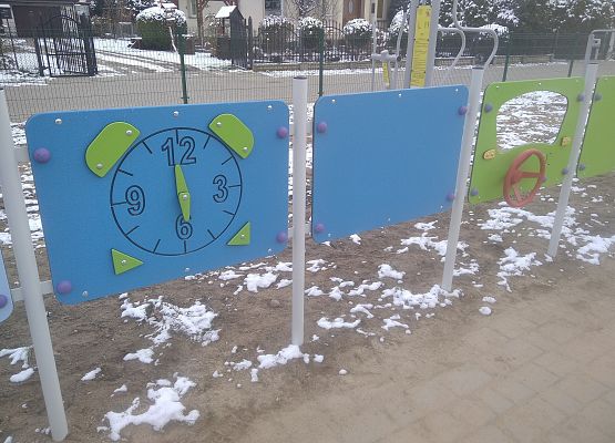 Urządzenia edukacyjne na placu zabaw.