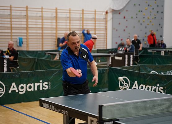 Tenisista stołowy w trakcie gry.