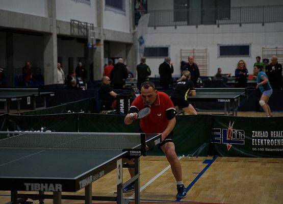 Tenisista stołowy w trakcie gry.