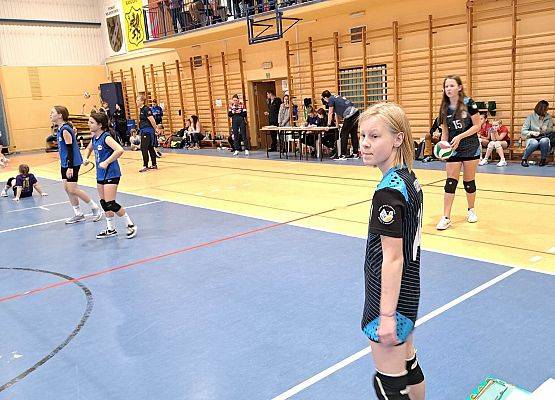 Zawodniczki pozują do zdjęcia po turnieju.