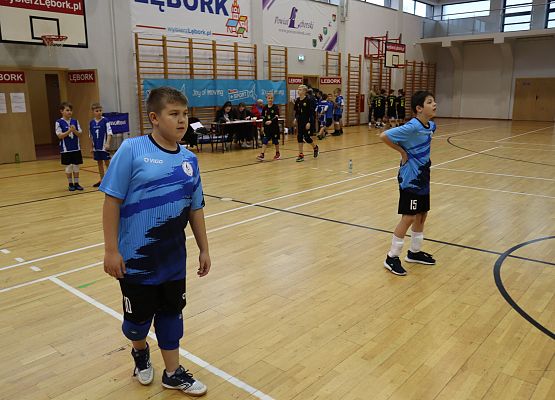 Zawodnicy podczas gry w piłkę siatkową.