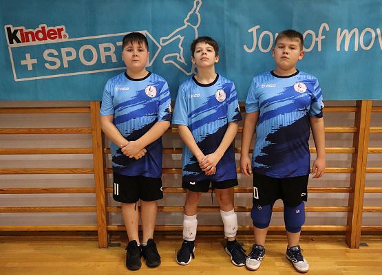 Zawodnicy pozują do zdjęcia po turnieju.