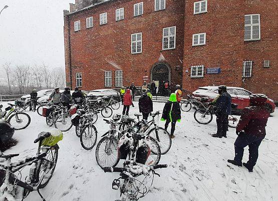 Uczestnicy rowerowej trasy rajdu przez budynkiem sądu w Lęborku.