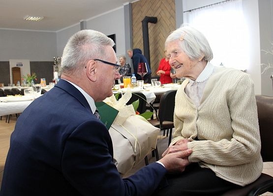 Wójt Gminy składa życzenia Jubilatce.