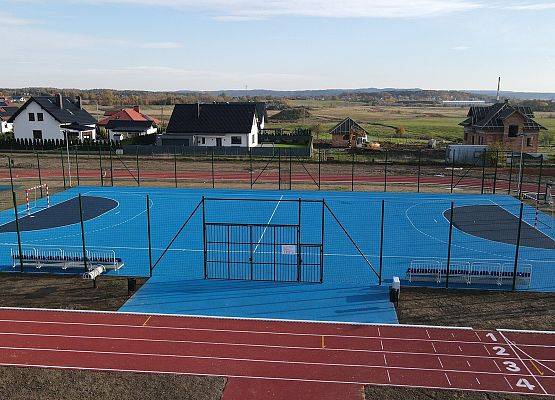 Stadion lekkoatletyczny i boisko do piłki ręcznej - zdjęcia z drona.