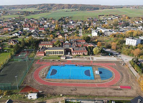 Stadion lekkoatletyczny i boisko do piłki ręcznej - zdjęcia z drona.