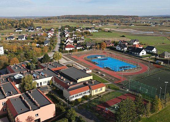 Stadion lekkoatletyczny i boisko do piłki ręcznej - zdjęcia z drona.