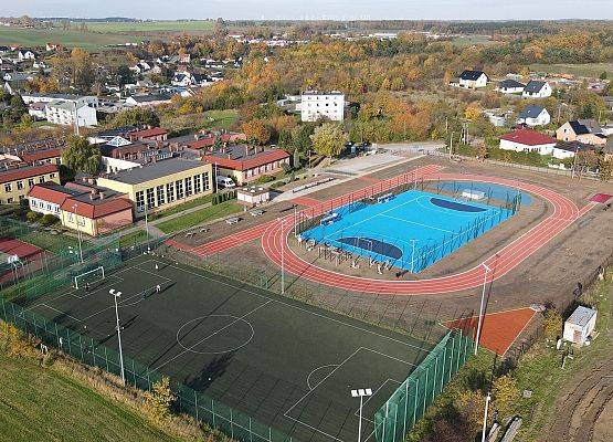 Stadion lekkoatletyczny i boisko do piłki ręcznej - zdjęcia z drona.