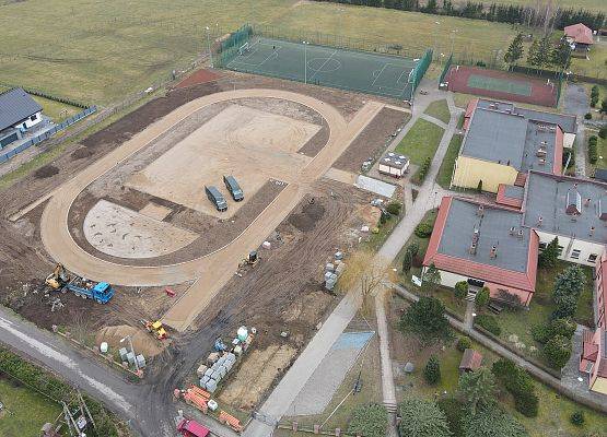 Budowany stadion lekkoatletyczny i boisko do piłki ręcznej - zdjęcia z drona.