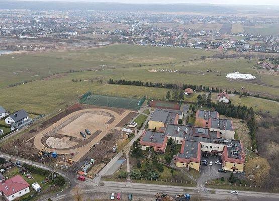 Budowany stadion lekkoatletyczny i boisko do piłki ręcznej, panorama Nowej Wsi Lęborskiej i Miasta Lębork - zdjęcia z drona.