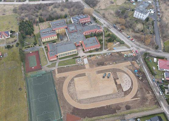 Budowany stadion lekkoatletyczny i boisko do piłki ręcznej - zdjęcia z drona.