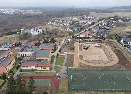 Budowany stadion lekkoatletyczny i boisko do piłki ręcznej, panorama Nowej Wsi Lęborskiej - zdjęcia z drona.