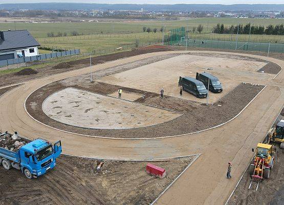 Budowany stadion lekkoatletyczny i boisko do piłki ręcznej - zdjęcia z drona.