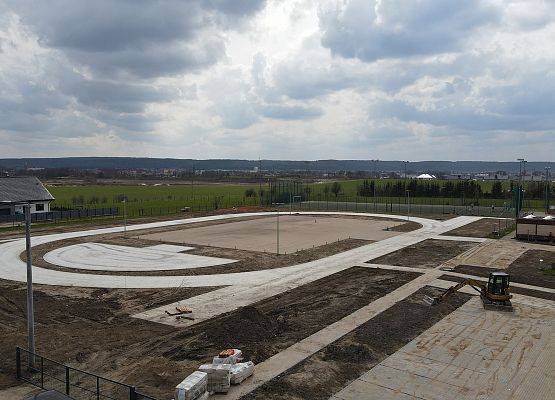 Budowany stadion lekkoatletyczny i boisko do piłki ręcznej - zdjęcia z drona.