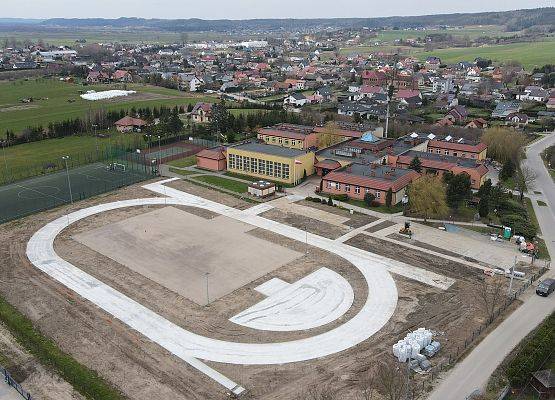Budowany stadion lekkoatletyczny i boisko do piłki ręcznej, panorama Nowej Wsi Lęborskiej - zdjęcia z drona.