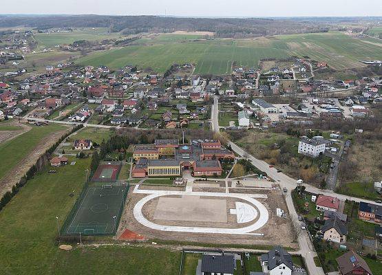 Budowany stadion lekkoatletyczny i boisko do piłki ręcznej - zdjęcia z drona.