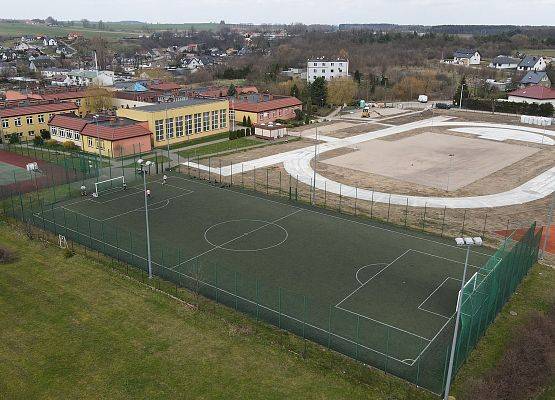 Budowany stadion lekkoatletyczny i boisko do piłki ręcznej - zdjęcia z drona.