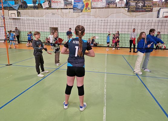 Dziewczęta w trakcie gry w piłkę siatkową.