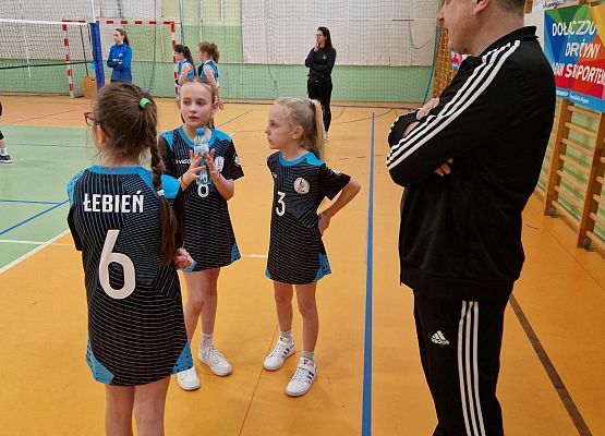 Dziewczęta w trakcie gry w piłkę siatkową.