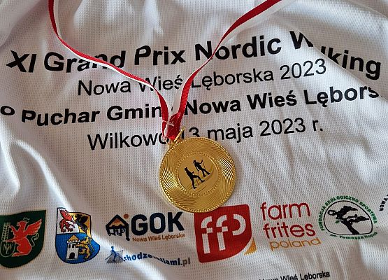 Koszulka z zawodów i medal.