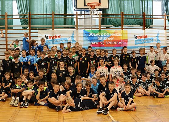 Wszyscy zawodnicy pozują do wspólnego zdjęcia.