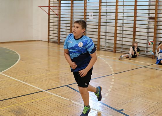 Zawodnik podczas gry w piłkę siatkową.