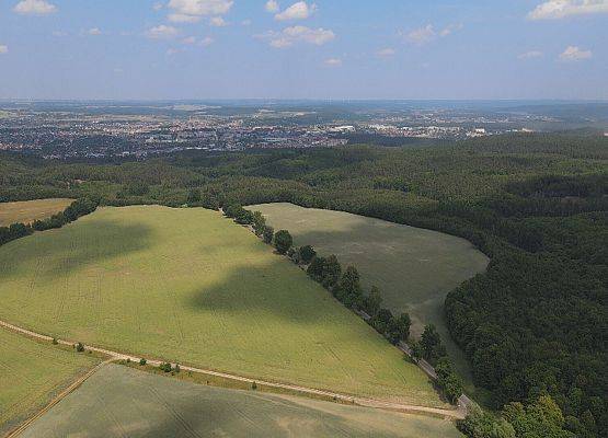 Tereny inwestycyjne w obrębie miejscowości Małoszyce - zdjęcie z lotu ptaka, w tle Miasto Lębork