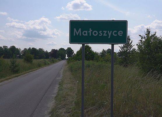 Znak drogowy z nazwą miejscowości Małoszyce