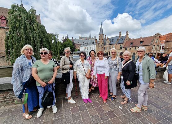 Grupa uczestników wycieczki pozuje do zdjęcia.