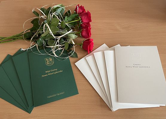 Nagrody i upominki wręczone wyróżnionym.