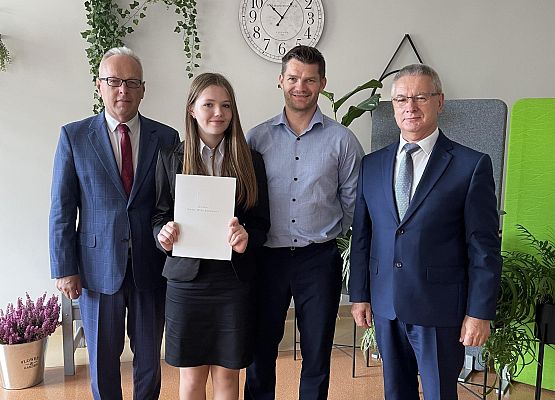 Nagrodę z rąk Wójta Gminy odbiera Katarzyna Klawikowska.