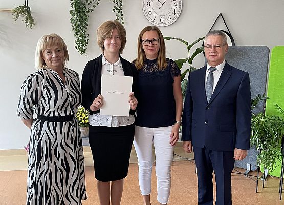 Nagrodę z rąk Wójta Gminy odbiera Maja Dołębska.